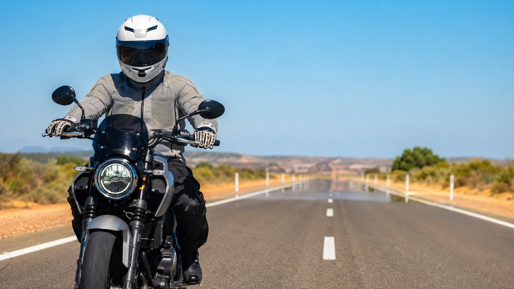 Motard qui roule sous canicule sur la route